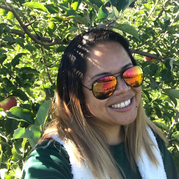 Meet your Posher, Gabriela - Picture 1 of 1